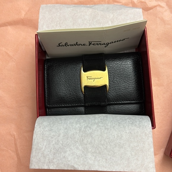 EUC-SALVATORE FERRAGAMO KEY/CARD/CASH HOLDER FULL INCLUSION - Picture 9 of 11